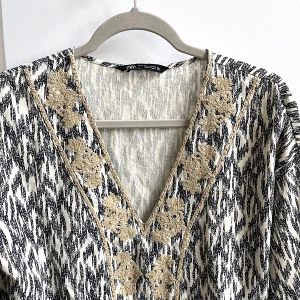 Zara Mini Dress Womens Medium‎ Black White Boho Embroidered V-Neck Ikat Babydoll - Image 4