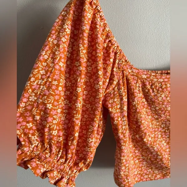 Billabong NWT Orange Ditsy Floral Puff Sleeve Smocked Crop Top L - Image 2