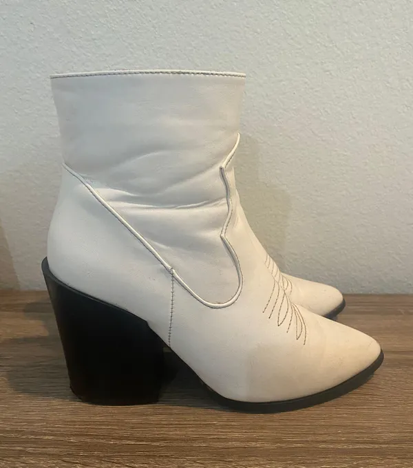 White Boots Size 7 - Image 2