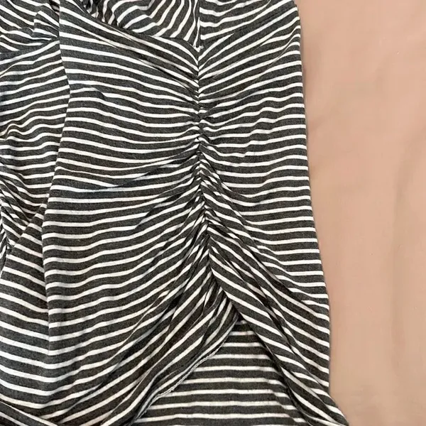 WHBM sz M grey&white stripped sleeveless rouched sides knit top EUC - Image 5