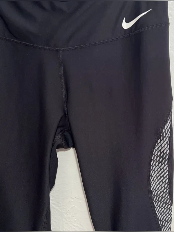 NWOT Women’s Nike Black/Gray Crop Leggings Size M - Image 5