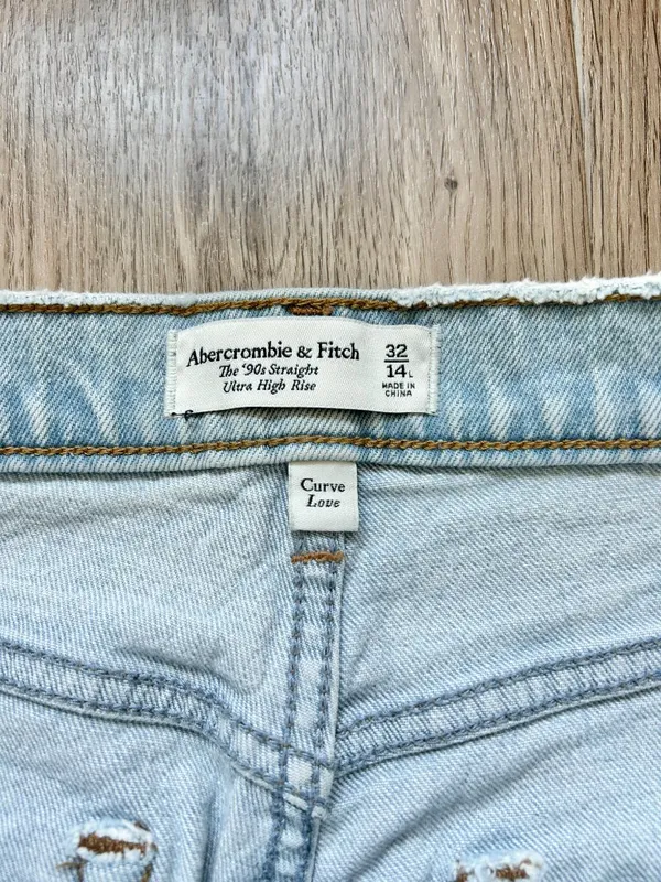 Abercrombie & Fitch The 90s Straight Ultra High Rise Split Hem Jeans Light Wash - Image 4