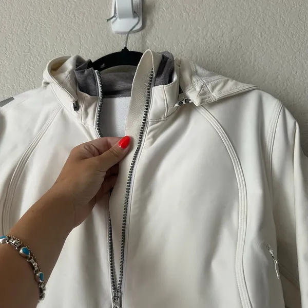 Lululemon Slim Fit Feelin' Frosty Softshell Running Jacket White Size 8 - Image 9