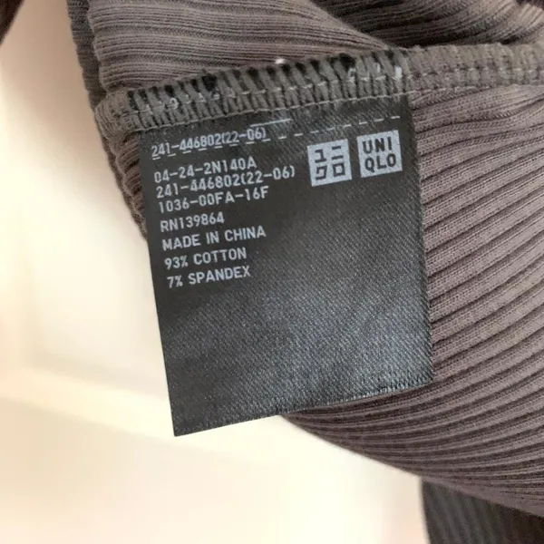 Uniqlo Ribbed Crew Neck Short Sleeve Cropped T-shirt in Gray *Discoloration* - Image 6