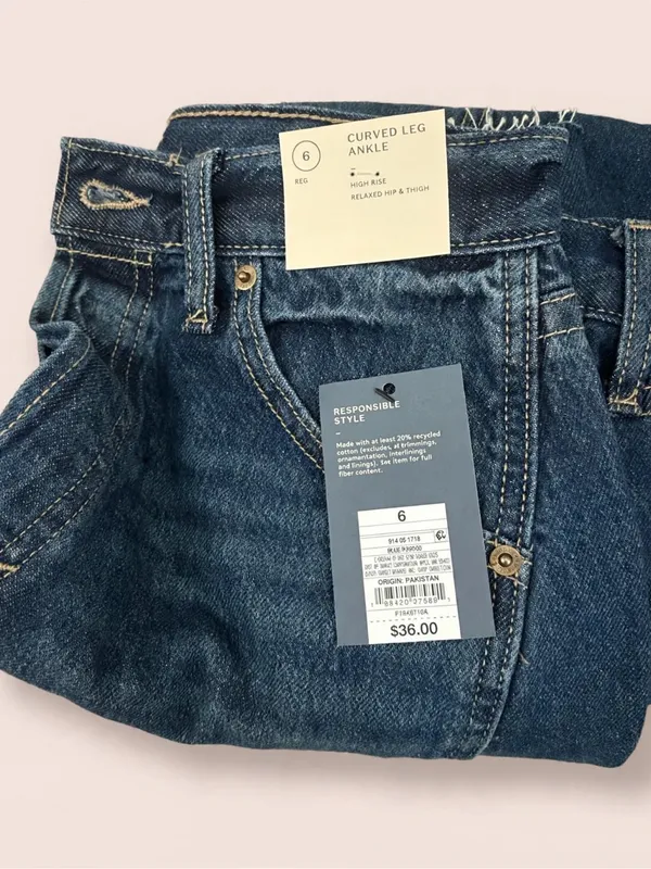 Universal Threads Dark Blue Curved Leg Ankle Jeans - Image 6