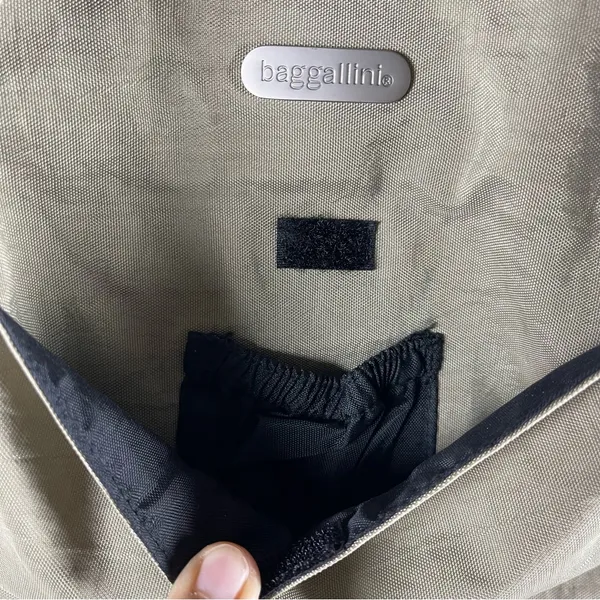 Baggallini  3 compartment shoulder bag - Image 5
