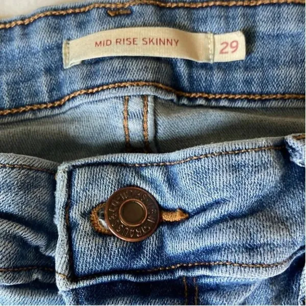 Levis Mid-Rise Skinny Blue Jeans Distressed with Fringed Cuffs Size 29 - Image 3