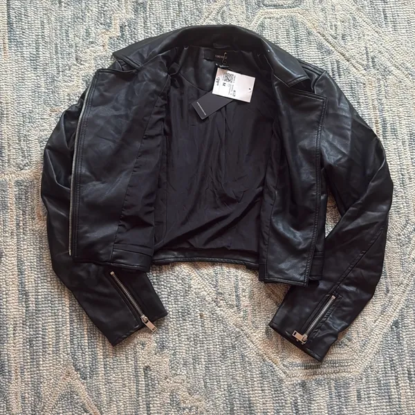 Forever 21 Women's Faux Leather Moto Jacket Size Medium - Image 4