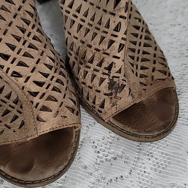 Vince Camuto leather Lazer cut eyelet tan peep toe block heels sz 8 - Image 4