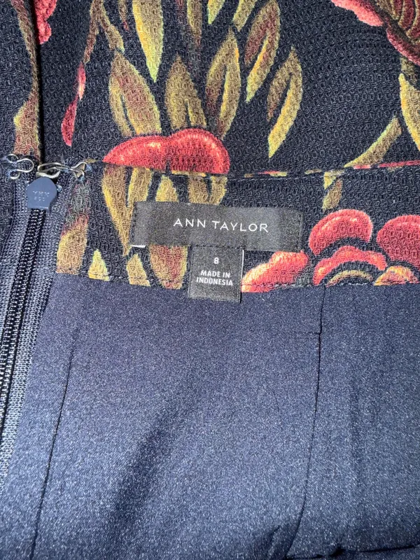 Ann Taylor Floral Jacquard Pencil Skirt with Red Rose Pattern - Image 2