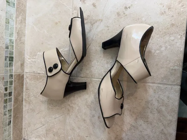 EuroSofft by Sofft Two Tone Patent Leather Mary Jane Heels Pumps Size 8 - Image 4