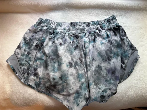Lululemon Hotty Hot 2.5" Shorts - Image 2