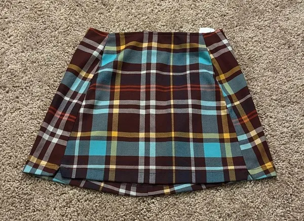 Maroon plaid notch pelmet mini skirt with side pockets never worn - Image 3