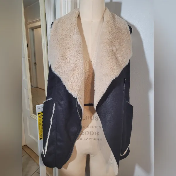 Women's black and cream vest with sheepskin lining. Zara brand. Size S. - Image 6