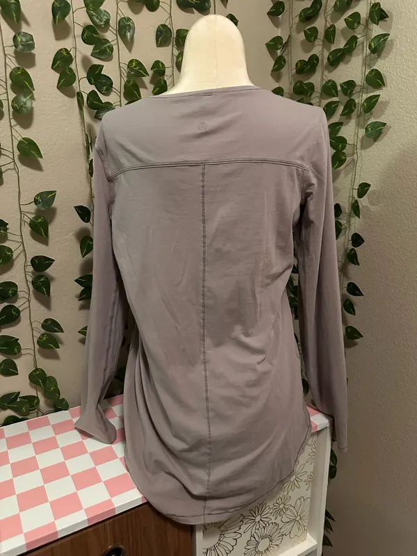 Lululemon long sleeve size 8  - Image 4