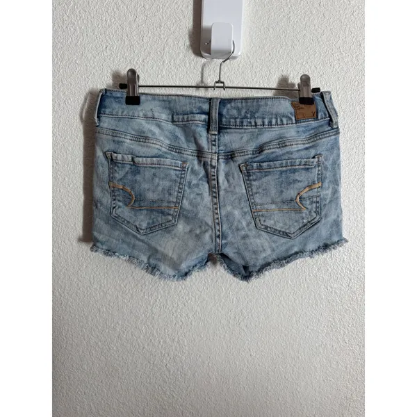 American Eagle Distressed Denim Shorts Light Acid Wash Stretch Size 4 Raw Hem - Image 4