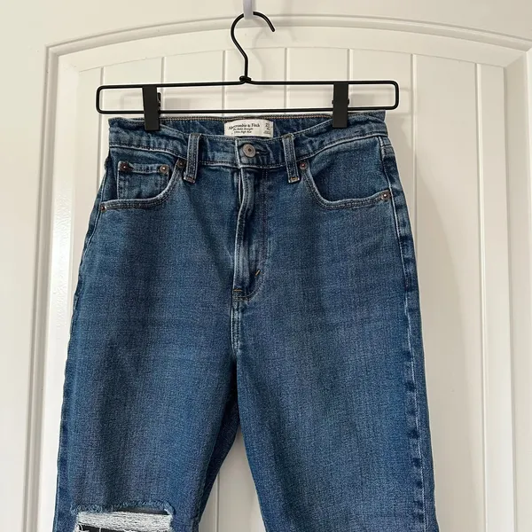Abercrombie Ankle Straight‎ Ultra High Rise Distressed Jeans 4/27 Curve - Image 2