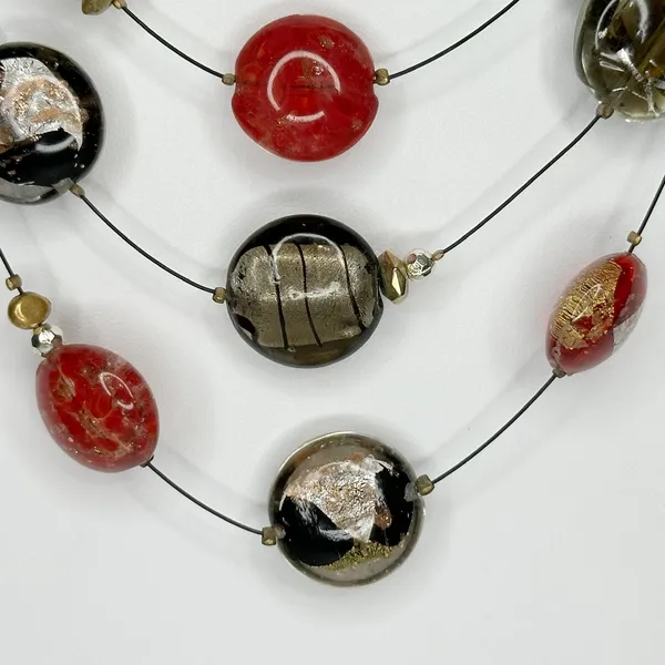 Chico's Black and Red Beaded Triple Strand Wire Gold Tone Necklace ✨ - Image 4
