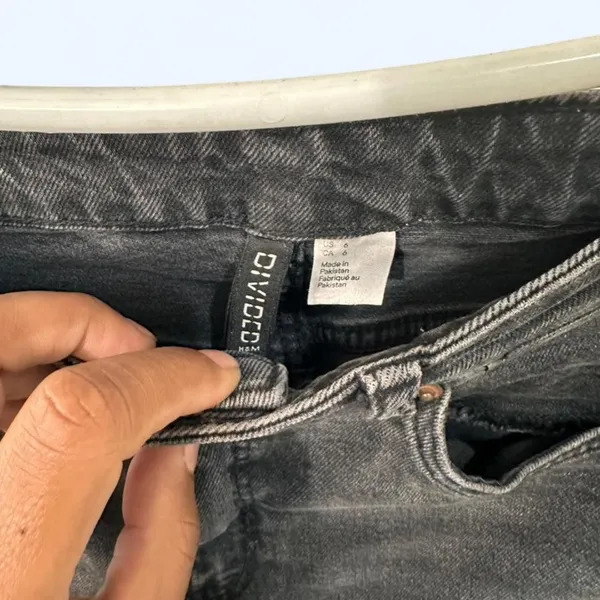 H-m Women's Black and Grey Jeans - Image 2