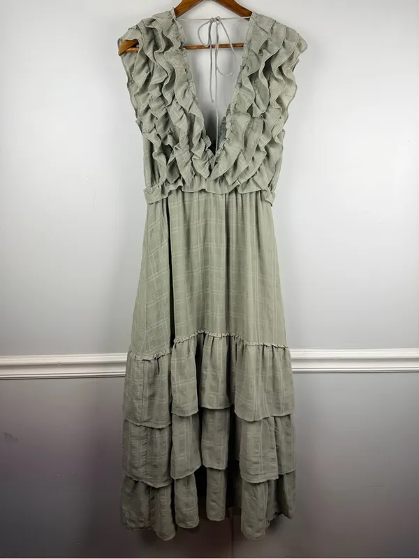 Storia sage green ruffle maxi dress size medium - Image 7