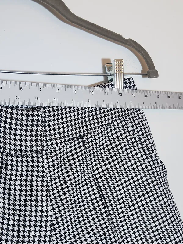 TCEC Black and White Houndstooth High Waist Shorts Size Medium - Image 6