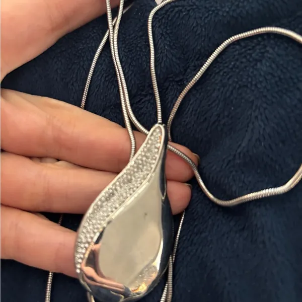 Elegant Chico  Silver Teardrop Pendant Necklace, adjustable - Image 4