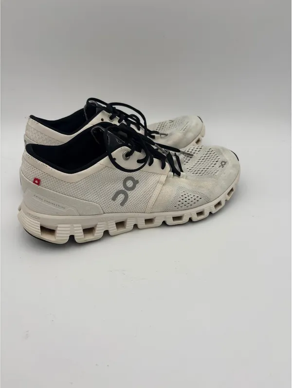 On Cloud Woman’s Size 8.5 Running Shoes - Excellent Condition-Running Or Casual - Image 2