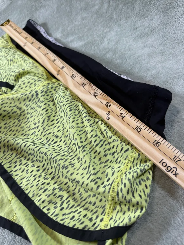 Lululemon Shorts 2.5" Hotty Hot Lined Yellow/Spots Sz 6 - Image 3