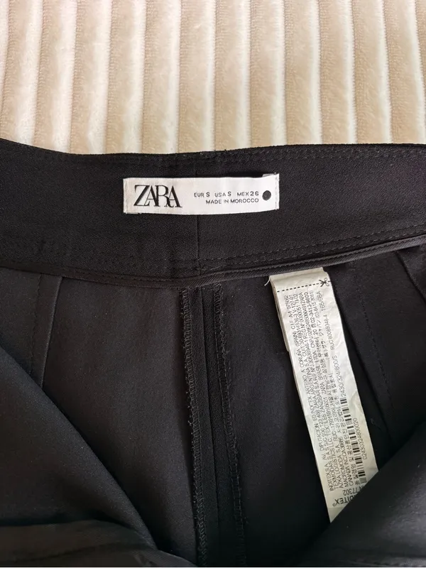 Zara Women's Black Tailored High-Waist Shorts with Pin Tuck Detailing Size S - Image 7