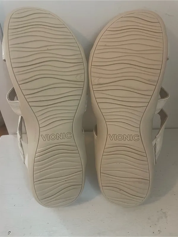Vionic Comfort Slide Sandals in Off-White 7.5 - Image 4