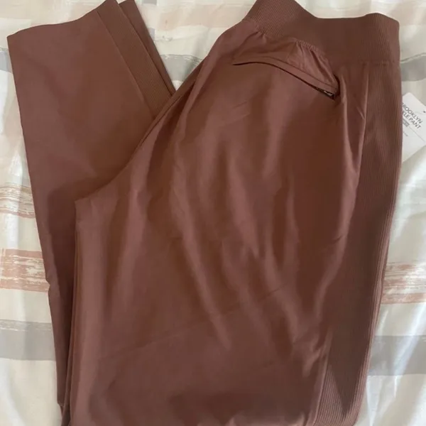 Athleta Brooklyn Ankle pants, size 4, in hearth rose - Image 5