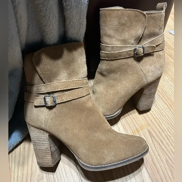 Light Tan Suede heeled Ankle Boots zipper on inside women’s 8M - Image 2
