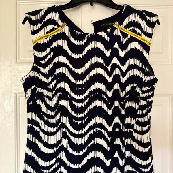 Madison Leigh Navy Blue White Chevron Print Sleeveless Sheath Dress - Image 10