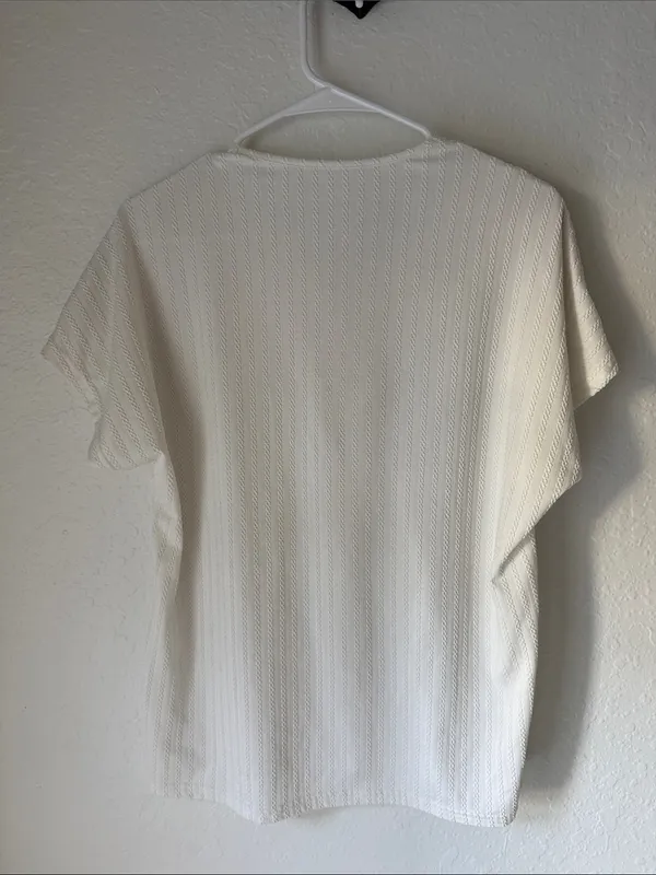 Women’s White Textured V-Neck Short Sleeve Top Size Medium - Image 4