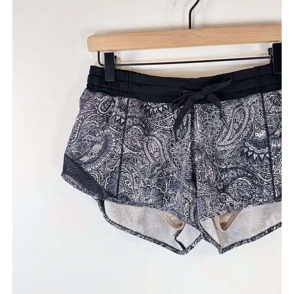 Lululemon Women Shorts Black Hotty Hot Paisley Low Rise Stretch Athletic Size 6 - Image 5