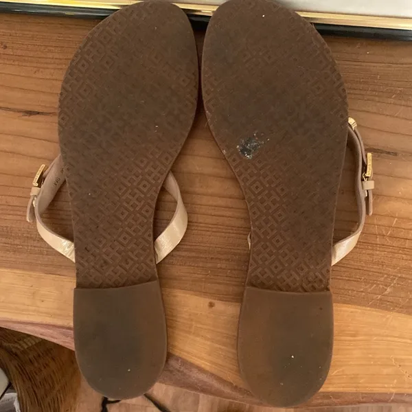 Tory Burch Leather Flip Flops Size 9 Gold Buckle Logo Hardware Tan Straps - Image 6
