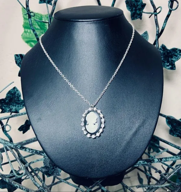 Rhinestone Cameo Necklace Goth New - Image 5