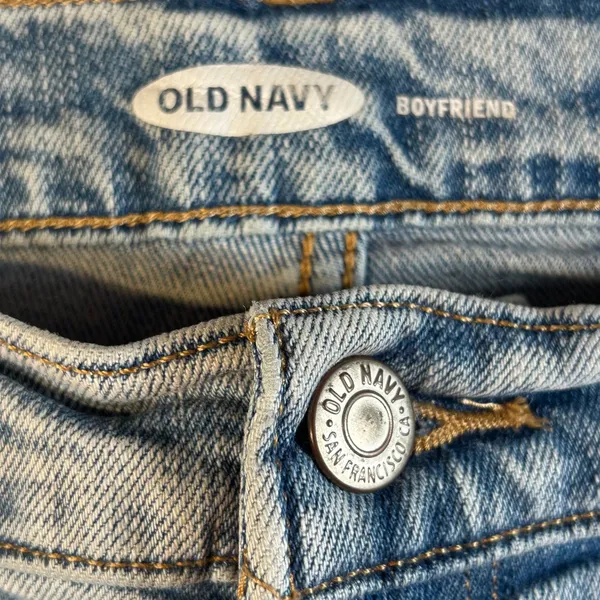 Old Navy Boyfriend Jeans Light Wash Distressed Denim Size‎ 6 - Image 4
