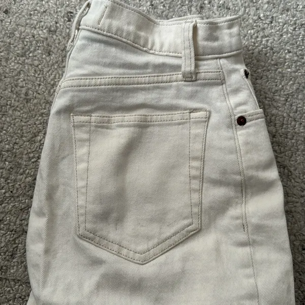 Abercrombie Curve Love Ultra High Rise 90s Straight Jean 25 short - Image 6