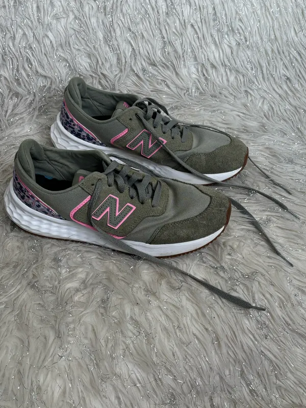 New Balance Women's Olive Green/Sneakers with Pink Details Size 9 - Image 9