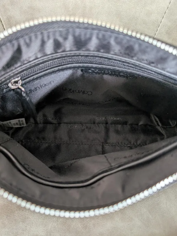 Calvin Klein grain leather crossbody bag - Image 5