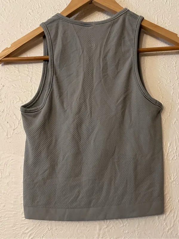 lululemon athletica Gray Sleeveless Crop Tank Top Size 2 - Image 2