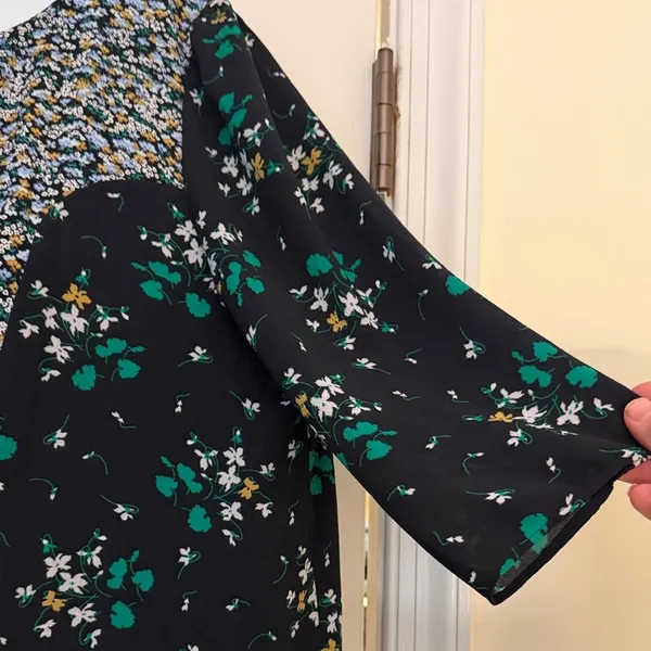 Ann Taylor chiffon navy and Green Women's Top floral flowy blouse keyhole top - Image 3