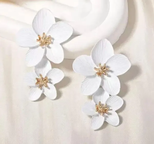 White & Gold Vintage Inspired Floral Dangle Earrings with Gold Accents NWT - Image 5