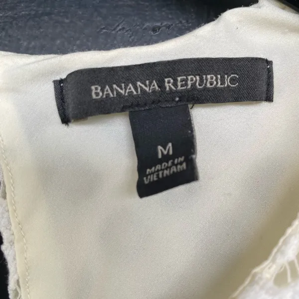 Banana Republic Eyelet sleeveless Blouse - Image 4