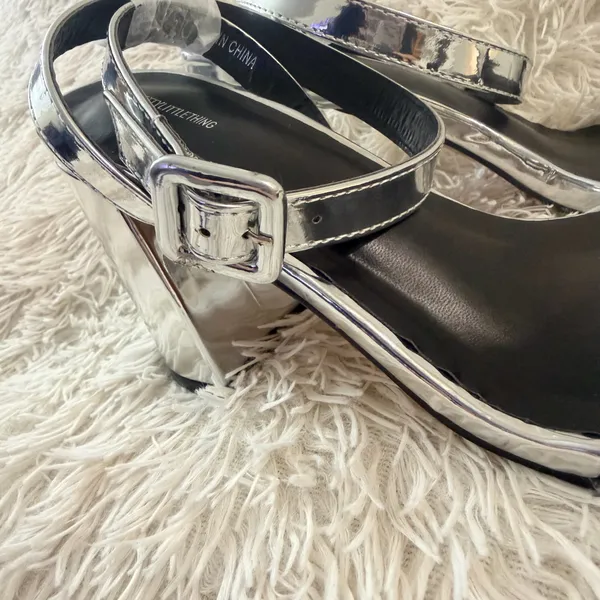 PrettyLittleThing SILVER METALLIC THICK STRAP BLOCK HEELED SANDALS NWT - SIZE 8 - Image 5