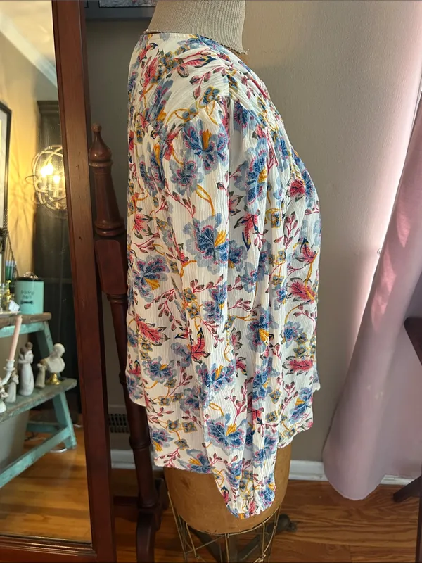 Old Navy White Floral V-Neck Blouse with Blue & Pink Blooms | Size Medium - Image 10