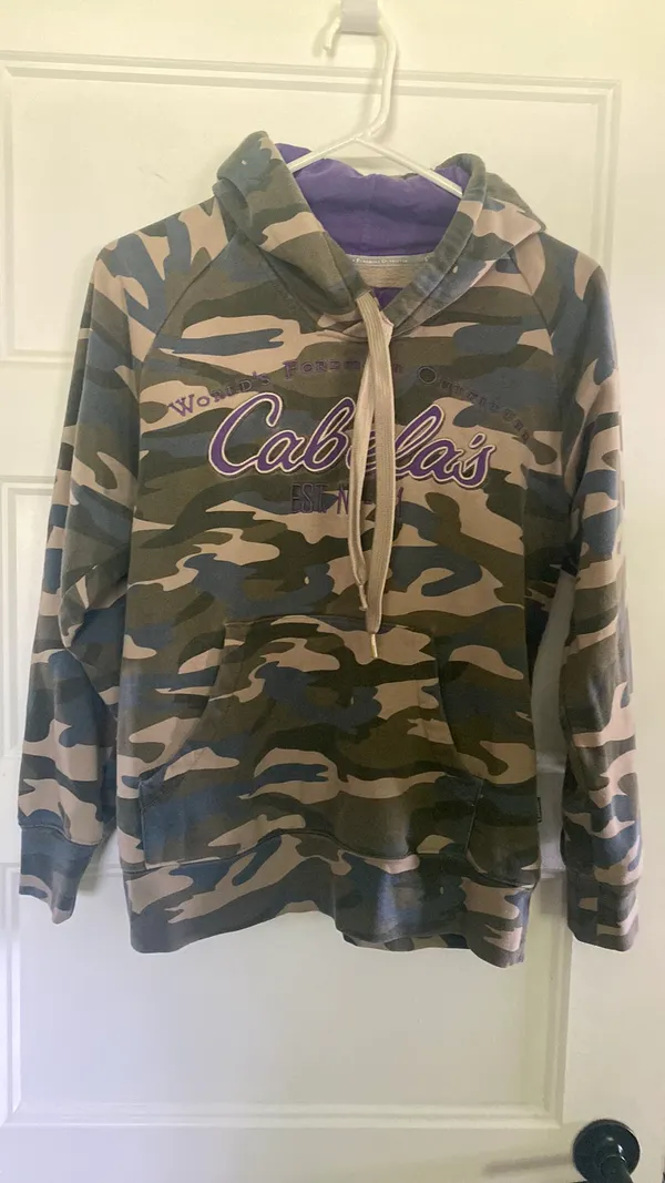 Cabelas Sweatshirt - Image 3