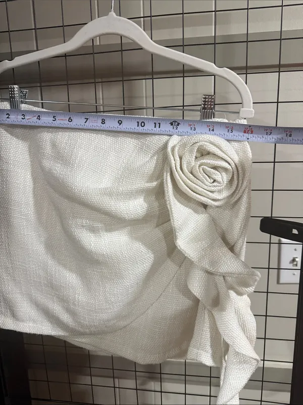 Elegant White Floral Appliqué Mini Skirt - Image 3