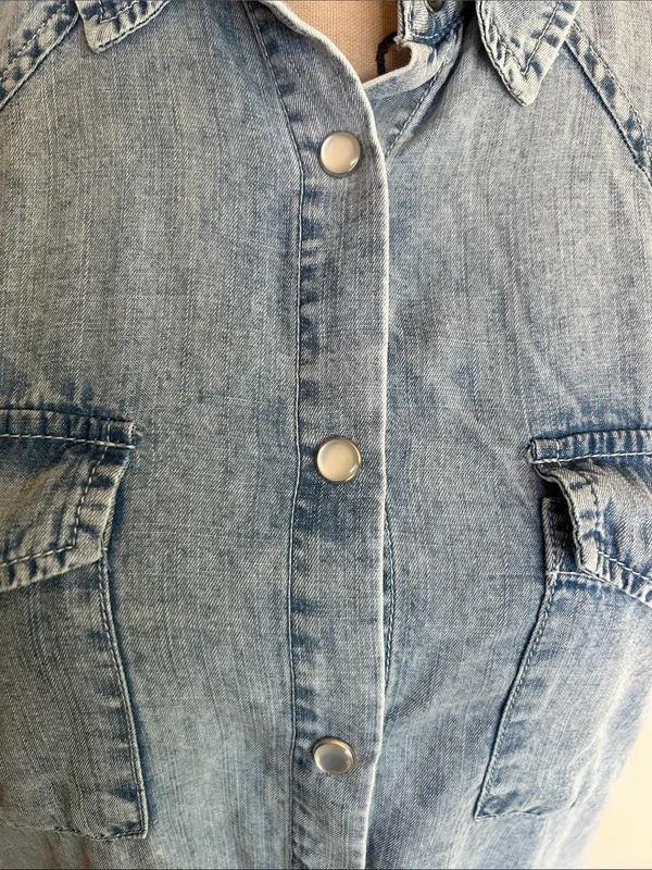 Jane + Delancey Chambray Snap Close Top Size Medium - Image 6